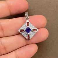 beautifully portraying the amethyst square shaped silver pendant on hand
